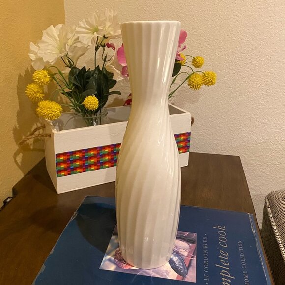 Royal Goedewaagen Swirl Ribbed Vase 'White Lady" Thin Bone China Holland H 11'' - Picture 3 of 6